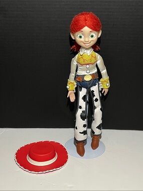 Thinkway Toys Disney/Pixar Talking Toy Jessie Doll / Removable Red Hat/Yarn Hair
